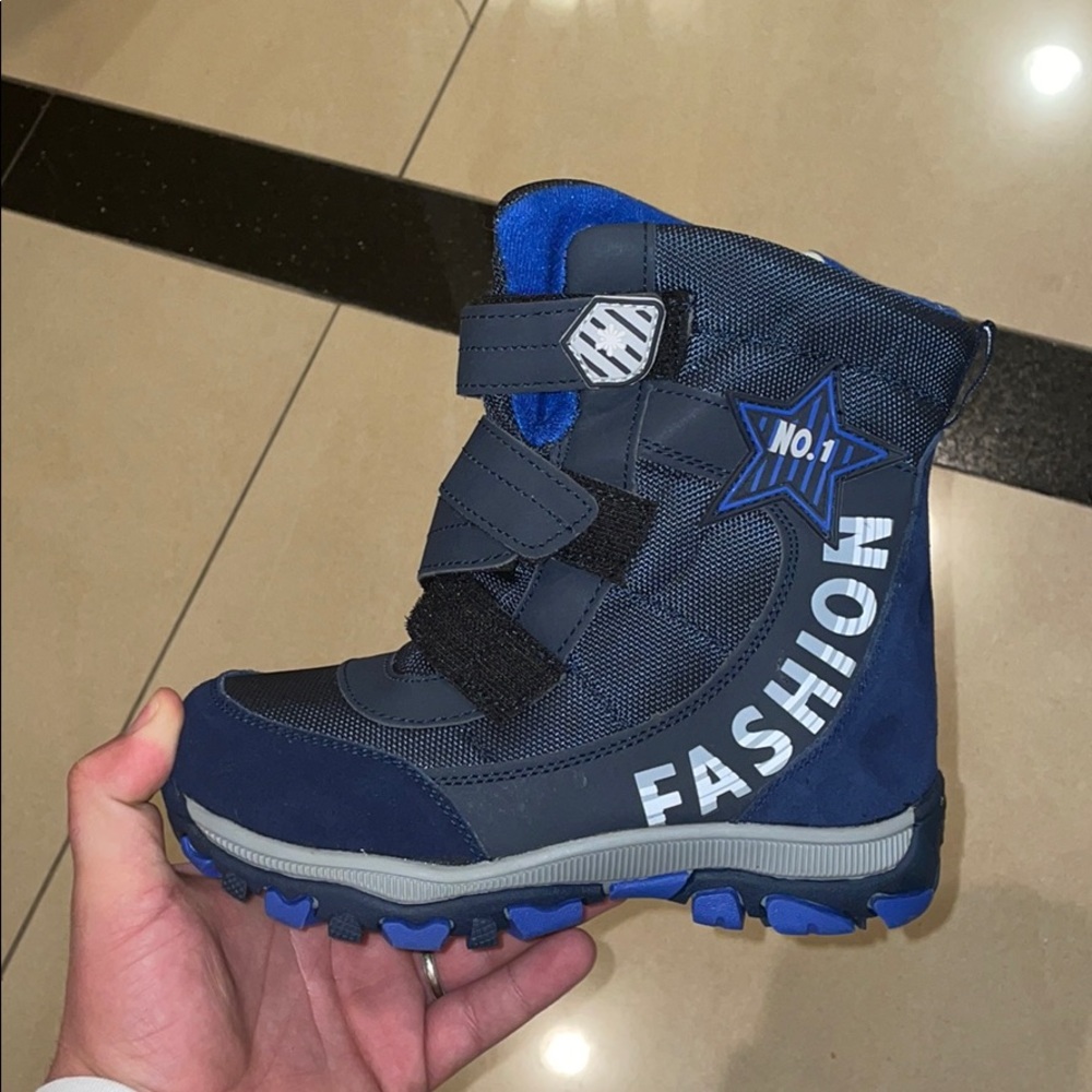 Boys snow boots size 34